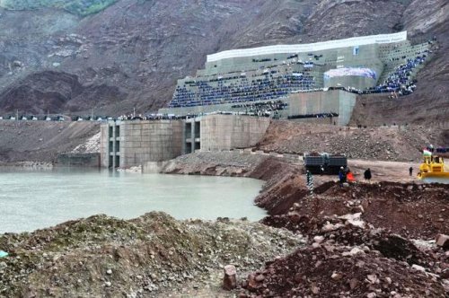 Для  строительства дамбы Рогунской ГЭС перекрыта река Вахш