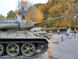Танки в Ташкентском ботаническом саду вопреки науке. Что победит?
