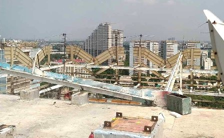 В фоторепортаже — съём незаконной антенны с крыши 18-этажного дома