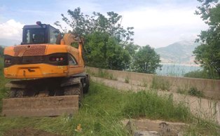 Хозяин чарвакских берегов  действует по-хозяйски, расправляясь с природой
